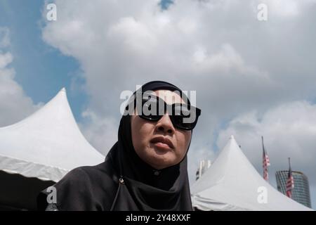 Kuala Lumpur, Malaysia. September 2024. Eine Frau trägt während des Malaysia Day aufgrund des heißen Wetters in Kuala Lumpur schwarze Töne. Foto des täglichen Lebens während des Malaysia-Tages in Kuala Lumpur. Quelle: SOPA Images Limited/Alamy Live News Stockfoto