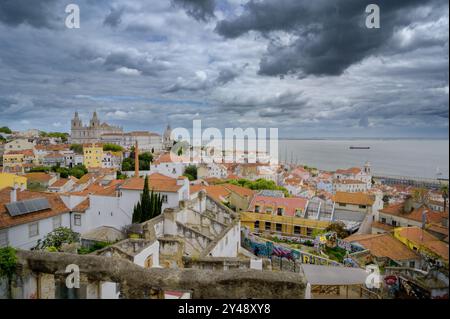 Sturmwolken, die über den Tejo hereinbrechen, Blick auf Lissabon vom Alfama District. Stockfoto