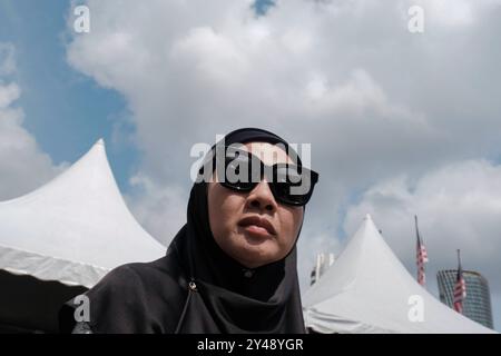 Kuala Lumpur, Malaysia. September 2024. Eine Frau trägt während des Malaysia Day aufgrund des heißen Wetters in Kuala Lumpur schwarze Töne. Foto des täglichen Lebens während des Malaysia-Tages in Kuala Lumpur. (Foto: Faris Hadziq/SOPA Images/SIPA USA) Credit: SIPA USA/Alamy Live News Stockfoto