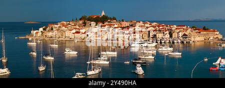 Primosten ist eine Stadt in Dalmacia, Kroatien. Stockfoto