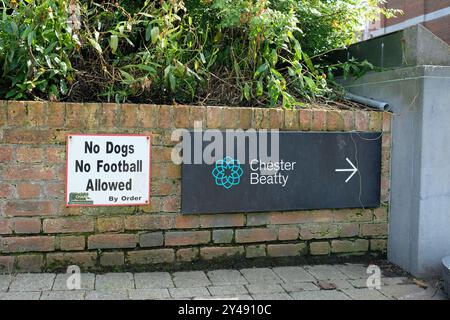 Kein Hund und kein Fußball erlaubt Schild mit einem Schild, das auf die Chester Beatty Library und das Museum in Dublin, Irland, zeigt; Dublin Castle Grounds. Stockfoto