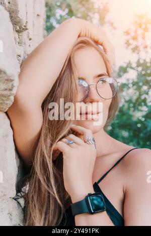 Frau Brille Baum Porträt - lächelnde Frau mit Brille und lehnt sich an einen Baum. Stockfoto