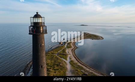 Das Ufer, das zum Leuchtturm von Sorve in Saaremaa, Estland, führt. Der Leuchtturm markiert die Nordseite des Eingangs zum Golf von Riga durch den IR Stockfoto