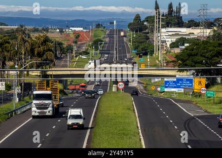 Marilia, SP, Brasilien, 21. März 2023. Fahrzeugbewegung auf der Autobahn SP-294, die durch die Stadt Marília in der zentralen westlichen Region von führt Stockfoto