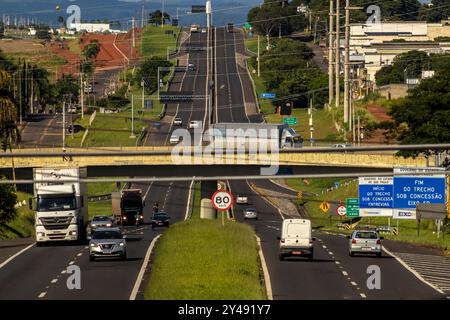 Marilia, SP, Brasilien, 21. März 2023. Fahrzeugbewegung auf der Autobahn SP-294, die durch die Stadt Marília in der zentralen westlichen Region von führt Stockfoto