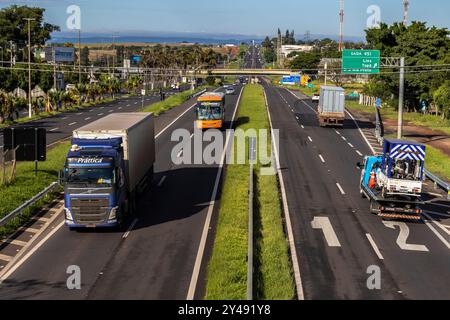 Marilia, SP, Brasilien, 21. März 2023. Fahrzeugbewegung auf der Autobahn SP-294, die durch die Stadt Marília in der zentralen westlichen Region von führt Stockfoto