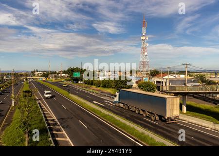 Marilia, SP, Brasilien, 21. März 2023. Fahrzeugbewegung auf der Autobahn SP-294, die durch die Stadt Marília in der zentralen westlichen Region von führt Stockfoto