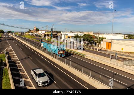 Marilia, SP, Brasilien, 21. März 2023. Fahrzeugbewegung auf der Autobahn SP-294, die durch die Stadt Marília in der zentralen westlichen Region von führt Stockfoto