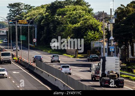 Marilia, SP, Brasilien, 21. März 2023. Fahrzeugbewegung auf der Autobahn SP-294, die durch die Stadt Marília in der zentralen westlichen Region von führt Stockfoto