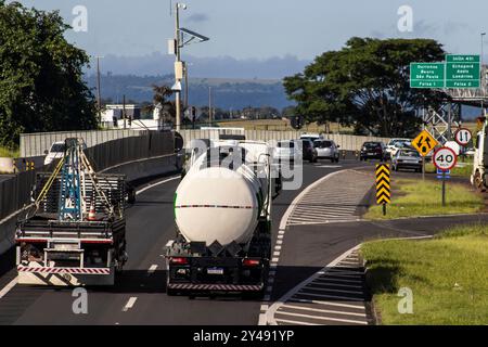 Marilia, SP, Brasilien, 21. März 2023. Fahrzeugbewegung auf der Autobahn SP-294, die durch die Stadt Marília in der zentralen westlichen Region von führt Stockfoto