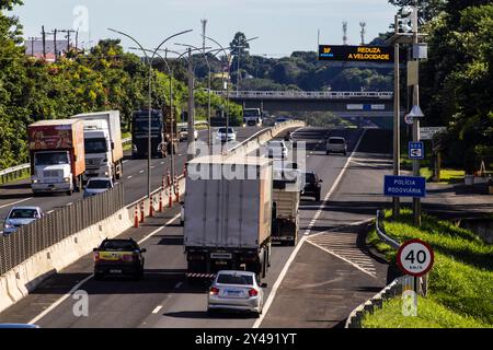 Marilia, SP, Brasilien, 21. März 2023. Fahrzeugbewegung auf der Autobahn SP-294, die durch die Stadt Marília in der zentralen westlichen Region von führt Stockfoto