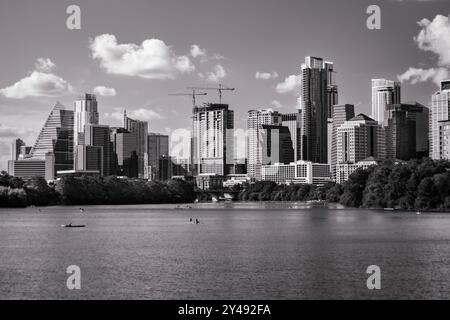 Schwarzweißfoto der Skyline von Austin vom Wasser. Das Bild zeigt die berühmten Wolkenkratzer und die moderne Architektur der Innenstadt Stockfoto