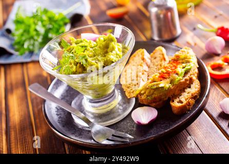 Traditionelle latinamerikanische mexikanische Sauce Guacamole Stockfoto