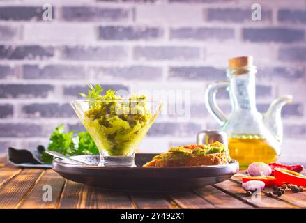 Traditionelle latinamerikanische mexikanische Sauce Guacamole Stockfoto