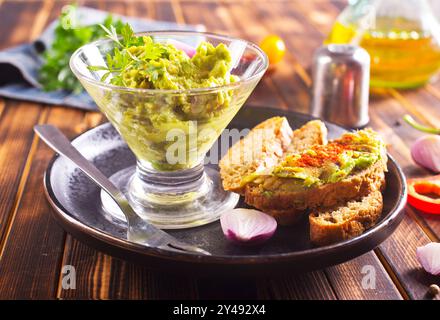 Traditionelle latinamerikanische mexikanische Sauce Guacamole Stockfoto