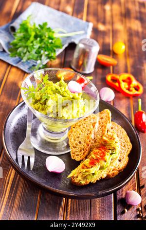 Traditionelle latinamerikanische mexikanische Sauce Guacamole Stockfoto