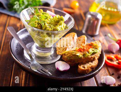 Traditionelle latinamerikanische mexikanische Sauce Guacamole Stockfoto