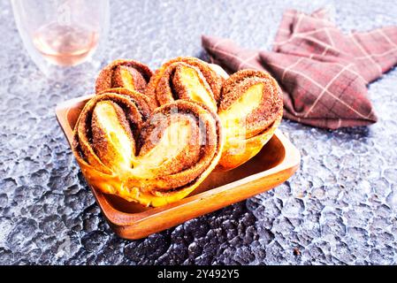 Osterfrühstück Festtagskonzept. Osterhasenbrötchen rollt mit Zimt Stockfoto