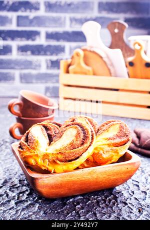 Osterfrühstück Festtagskonzept. Osterhasenbrötchen rollt mit Zimt Stockfoto