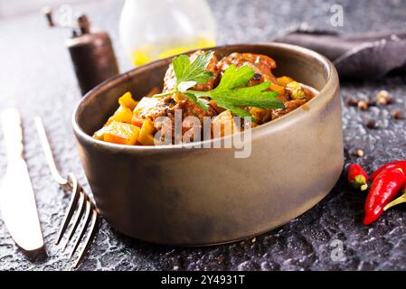 Dünsten Sie die Tomatensoße mit Gemüse in einer Schüssel Stockfoto