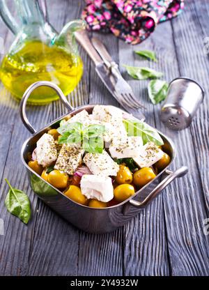 Griechischer Salat mit Tomaten, Fetakäse, Gurken, Zwiebeln und Oliven in einer Schüssel Stockfoto
