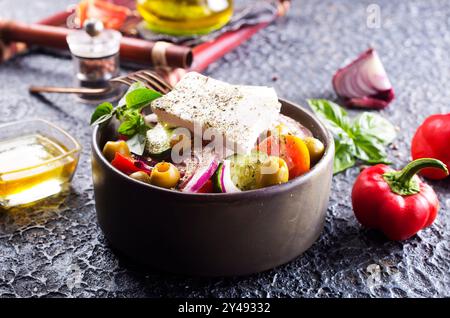 Griechischer Salat mit Tomaten, Fetakäse, Gurken, Zwiebeln und Oliven in einer Schüssel Stockfoto
