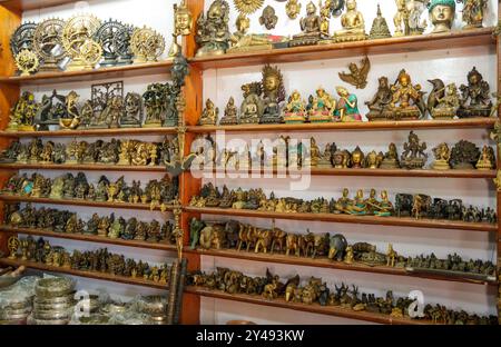 GOA, Indien - 22. Februar 2024: Bronzestatuen verschiedener Gottheiten stehen in den Regalen des Ladens. Souvenir Stockfoto