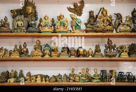 GOA, Indien - 22. Februar 2024: Bronzestatuen von Gottheiten stehen in den Regalen. Souvenir Stockfoto