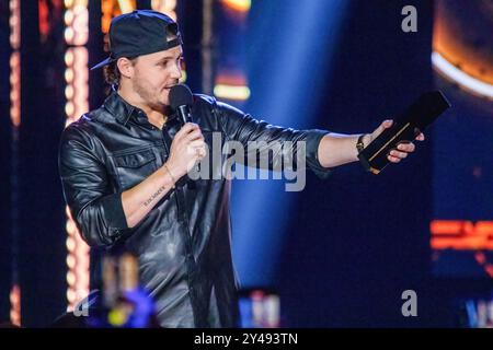 Edmonton, Kanada. September 2024. Josh Ross erhält den Male Artist of the Year Award für seinen dritten CCMA Award bei den Canadian Country Music Association Awards 2024 in Edmonton. (Foto: Ron Palmer/SOPA Images/SIPA USA) Credit: SIPA USA/Alamy Live News Stockfoto