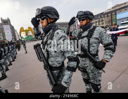 214. Jahrestag der mexikanischen Unabhängigkeitsparade Mitglieder der Nationalgarde nehmen an der Militärparade zum 214. Jahrestag des mexikanischen Unabhängigkeitstages Teil. Am 16. September 2024 in Mexiko-Stadt. Mexico City CDMX Mexico Copyright: XIanxRoblesx Stockfoto