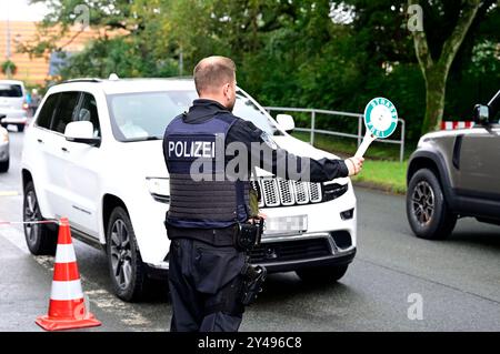 Bundespolizisten kontrollieren den Einreiseverkehr aus Polen an der Stadtbrücke am Grenzübergang Görlitz. Das Bundesinnenministerium hat am 09.09.2024 die Anordnung von vorübergehenden Binnengrenzkontrollen an den Landgrenzen zu Frankreich, Luxemburg, den Niederlanden, Belgien und Dänemark für die Dauer von sechs Monaten bei der Europäischen Kommission notifiziert. Damit werden ab dem 16. September 2024 an allen deutschen Landgrenzen vorübergehende Binnengrenzkontrollen möglich sein. So besteht an allen deutschen Landgrenzen das gesamte Bündel an stationären und mobilen grenzpolizeilichen Maßn Stockfoto