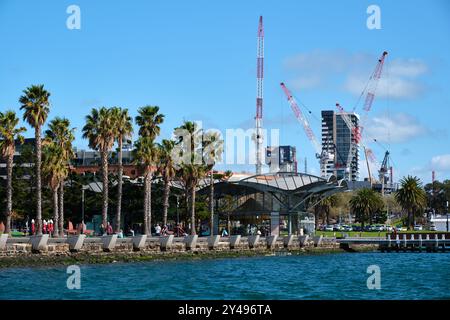 Blick auf den Fußweg und das Carousel-Gebäude an der Geelong Waterfront mit Kranen aus Neubau und Entwicklung, Geelong, Victoria, Australien. Stockfoto