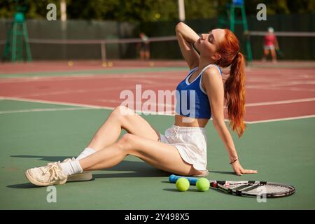 Tennisspieler verletzt auf Tennisplatz, Tennissportkonzept, aktive Freizeit, Tennistraining Stockfoto