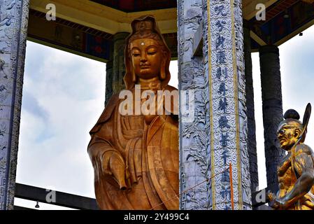 Majestätische 37 m lange Bronzestatue von Guanyin (Göttin der Barmherzigkeit) im Kek Lok Si Tempel, George Town, Penang, Malaysia, dem größten buddhistischen Tempel in Malaysia. Stockfoto