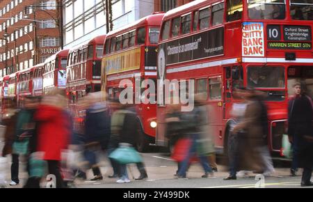 Aktenfoto vom 27. Januar 12/2001 von geschäftigen Einkäufern und stationären Bussen in der Londoner Oxford Street. Pläne, den Verkehr von einem Teil der Oxford Street in London zu verbieten, wurden vom Londoner Bürgermeister Sadiq Khan angekündigt. Die Regelung soll die Erfahrung von Käufern, Einwohnern, Arbeitnehmern und Touristen verbessern. Die Oxford Street ist mit rund einer halben Million Besuchern pro Tag eines der geschäftigsten Einkaufsviertel der Welt. Ausgabedatum: Dienstag, 17. September 2024. Stockfoto