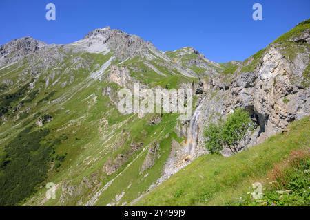 Berge in Südtirol an einem sonnigen Tag im Sommer, Wasserfall, Weide, blauer Himmel Mals Italien Stockfoto