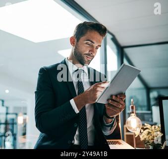 Büro, Thinking und Geschäftsmann mit Tablet, Deadline und Lesen von wirtschaftlichen Trends und online. Selbstbewusst, Börsenmakler und in Erwägung ziehen Stockfoto