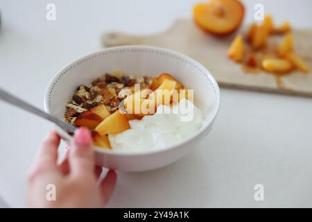 Gesundes Frühstück hausgemachter Müslijoghurt und Pfirsiche Stockfoto