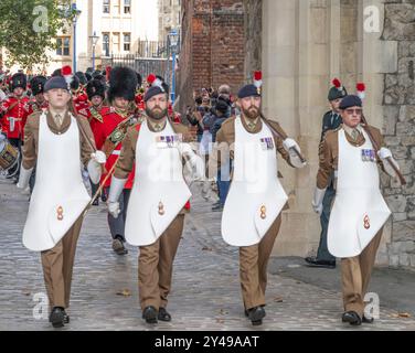 City of London, Großbritannien. September 2024. Das Royal Regiment of Fusiliers marschiert in ihrem 350. Jahr durch die City of London, um ihre Freiheit der Stadt auszuüben und den hundertsten Jahrestag des Privilegiums zu feiern, das dem Regiment gewährt wurde. Die Privilegien, die bis zum 13. Oktober 1924 zurückreichen, erlauben es dem Regiment, sein Recht auszuüben, durch die City of London zu marschieren, mit Trommeln zu schlagen, Farben zu fliegen und Bajonette in einer Parade vom Tower of London (im Bild) zur Guildhall zu veranstalten. Quelle: Malcolm Park/Alamy Live News. Stockfoto