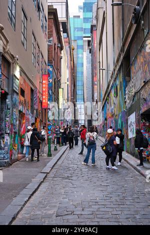 Vertikales Bild von Menschen, die gerne Fotos und Selfies machen, inmitten der Street Art von Hosier Lane im CBD von Melbourne, Victoria, Australien. Stockfoto