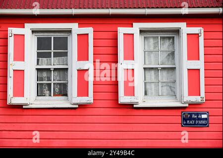 FRANKREICH. INSEL SAINT-BARTHELEMY (977). GUSTAVIA. ALTES HÖLZERNES HAUS, GEMALT, IN DER ALTSTADT. Stockfoto