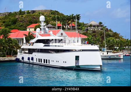 FRANKREICH. INSEL SAINT-BARTHELEMY (977). GUSTAVIA. YACHTEN VOR ANKER IM HAFEN VON GUSTAVIA. Stockfoto