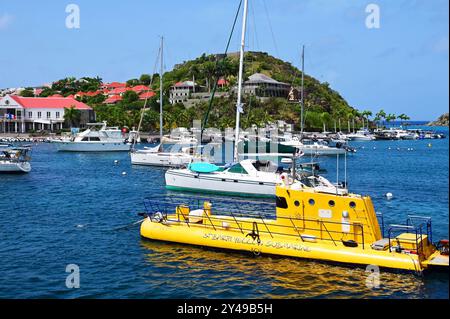 FRANKREICH. INSEL SAINT-BARTHELEMY (977). GUSTAVIA. DAS TOURISTISCHE GELBE U-BOOT SAINT-BARTH ANKERTE IM HAFEN VON GUSTAVIA. Stockfoto