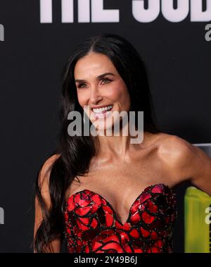 Los Angeles, Usa. September 2024. Demi Moore nimmt an der Premiere von „The Substance“ in Los Angeles bei der Directors Guild of America in Los Angeles am 16. September 2024 Teil. Die Geschichte: Elisabeth Sparkle, bekannt für eine Aerobic-Show, wird an ihrem 50. Geburtstag einem verheerenden Schlag ausgesetzt, als ihr Chef sie feuert. In ihrer Not bietet ihr ein Labor eine Substanz an, die verspricht, sie in eine verbesserte Version ihrer selbst zu verwandeln. Foto: Greg Grudt/UPI Credit: UPI/Alamy Live News Stockfoto