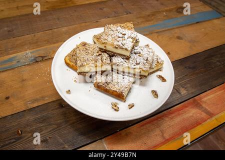 Ein köstlicher Teller mit Apfelbröseln Cheesecake Square Bars auf Ein hölzerner Küchentisch Stockfoto