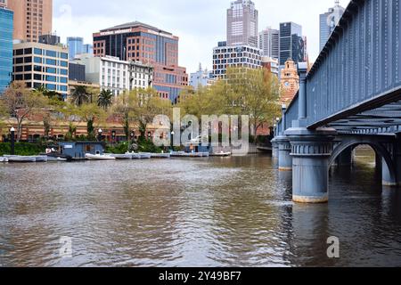 Blick über den Yarra River entlang der historischen Sandridge Bridge von Southbank in Richtung Melbourne CBD, Victoria, Australien. Stockfoto