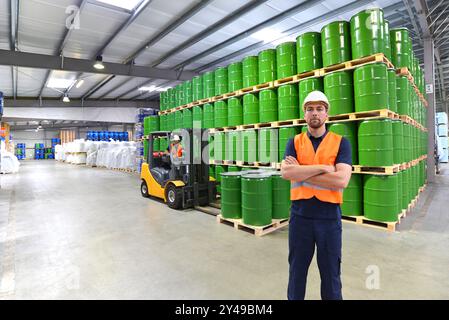 Gruppe der Arbeitnehmer in der Logistikbranche Arbeiten in ein Lager mit Chemikalien Stockfoto