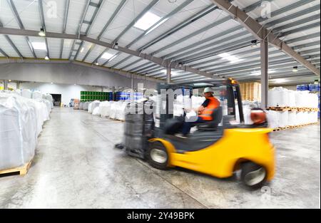 Gabelstapler Fahrer in einer logistikhalle einer chemischen Lager Stockfoto