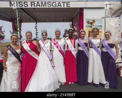 England, Kent, Margate, Margate Carnival, Gruppenporträt der Karnevalköniginnen und ihrer Ehrenmädchen Stockfoto