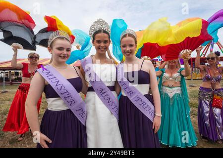 England, Kent, Margate, Margate Carnival, Gruppenporträt von Miss Minster Carnival Queen und ihren Ehrenmädchen Stockfoto